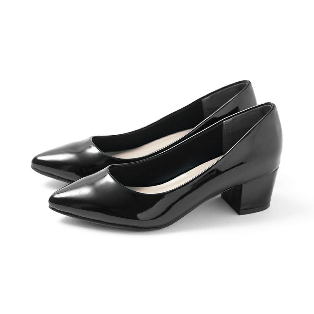 menue（メヌエ） 幅広 4E ポインテッドトゥ チャンキーヒール パンプス