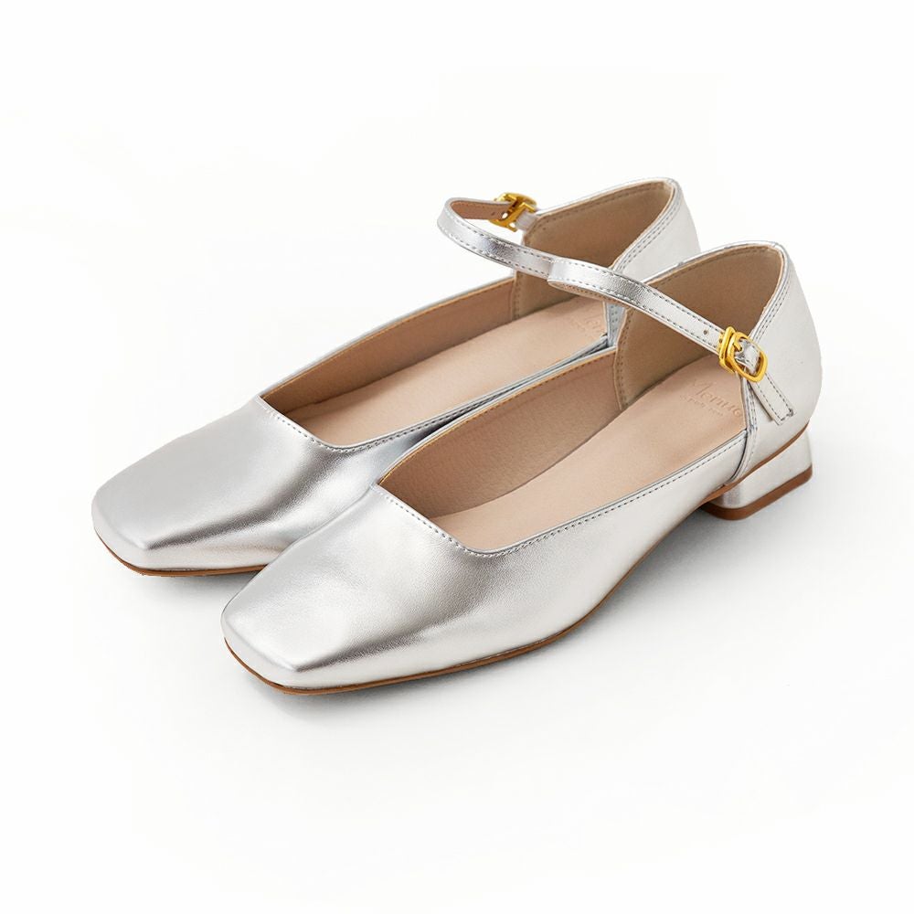 menue (メヌエ) スクエアトゥ ストラップ 変形ヒール パンプス