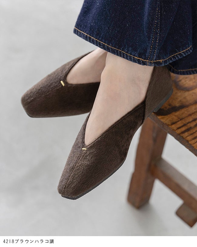 Vカット ゴールドアクセント 極やわパンプス